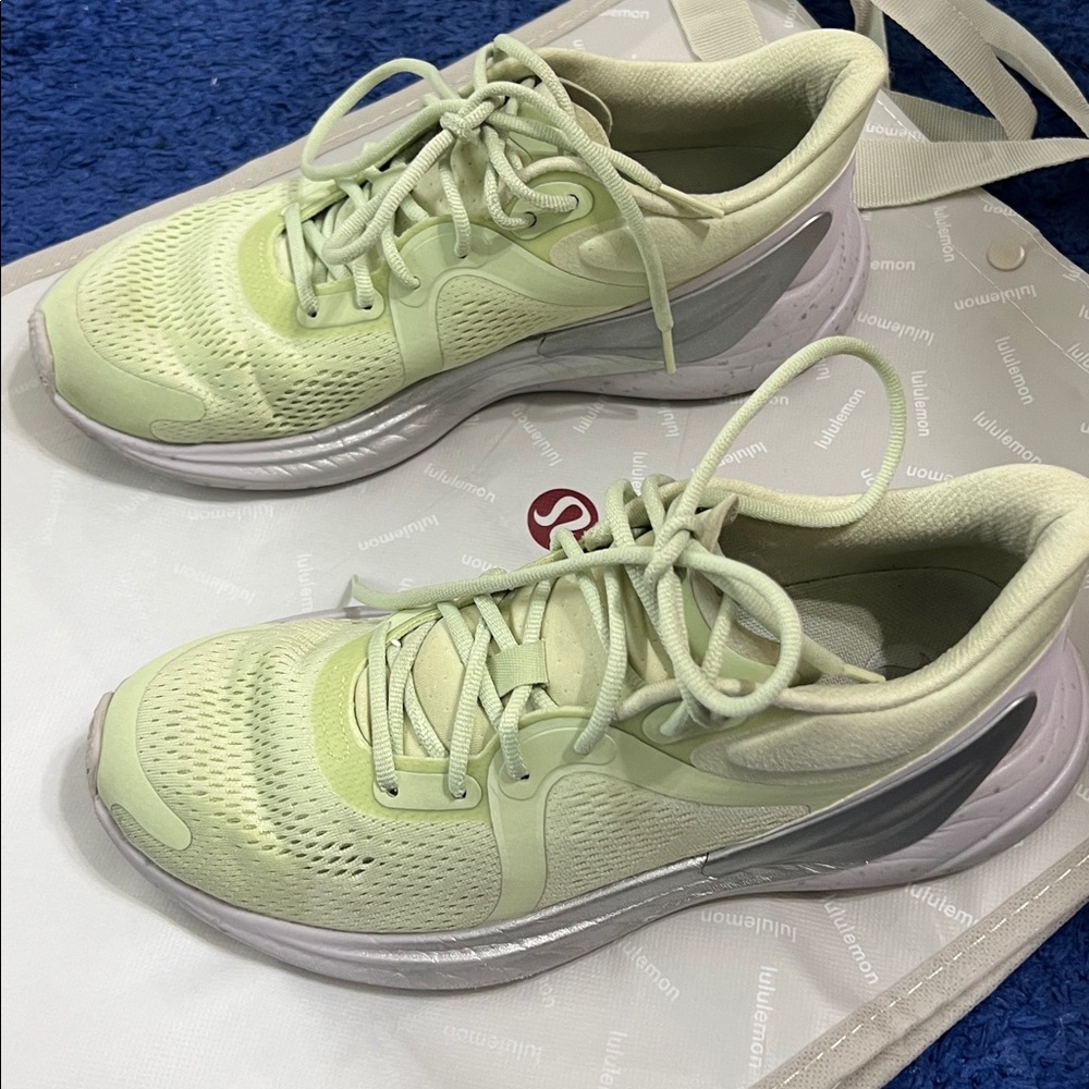 Lululemon Athletica Mint 7.5